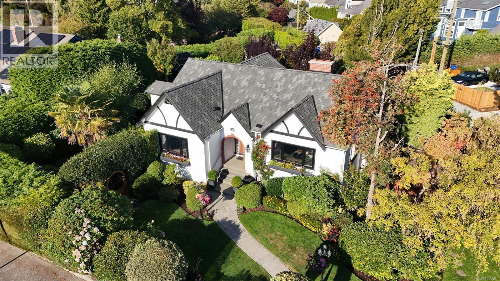  2390 Musgrave Street, Oak Bay