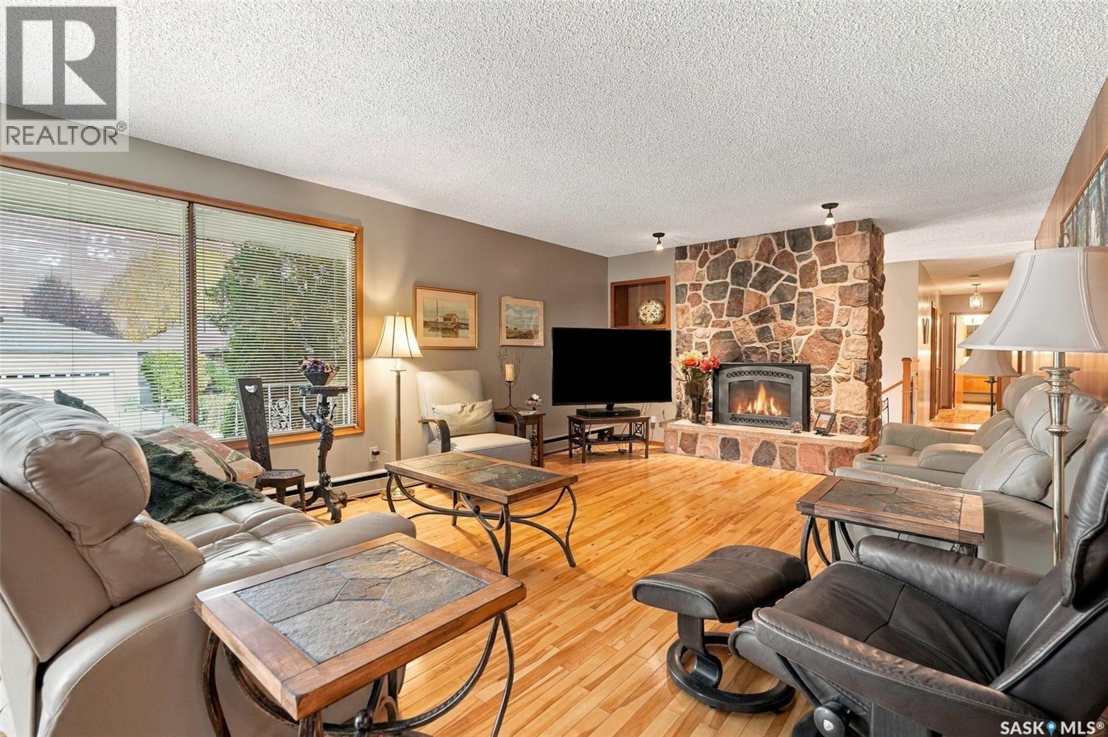 4002 Elphinstone STREET, Regina — photo 2