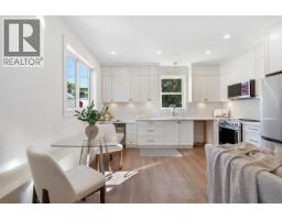 Living room - 4 768 Lindsay St, Saanich, BC V8Z3E1 Photo 6