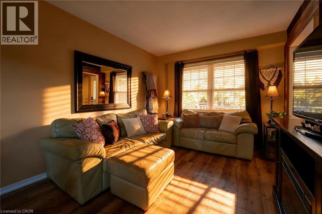 11 HEDGE LAWN Drive - 7