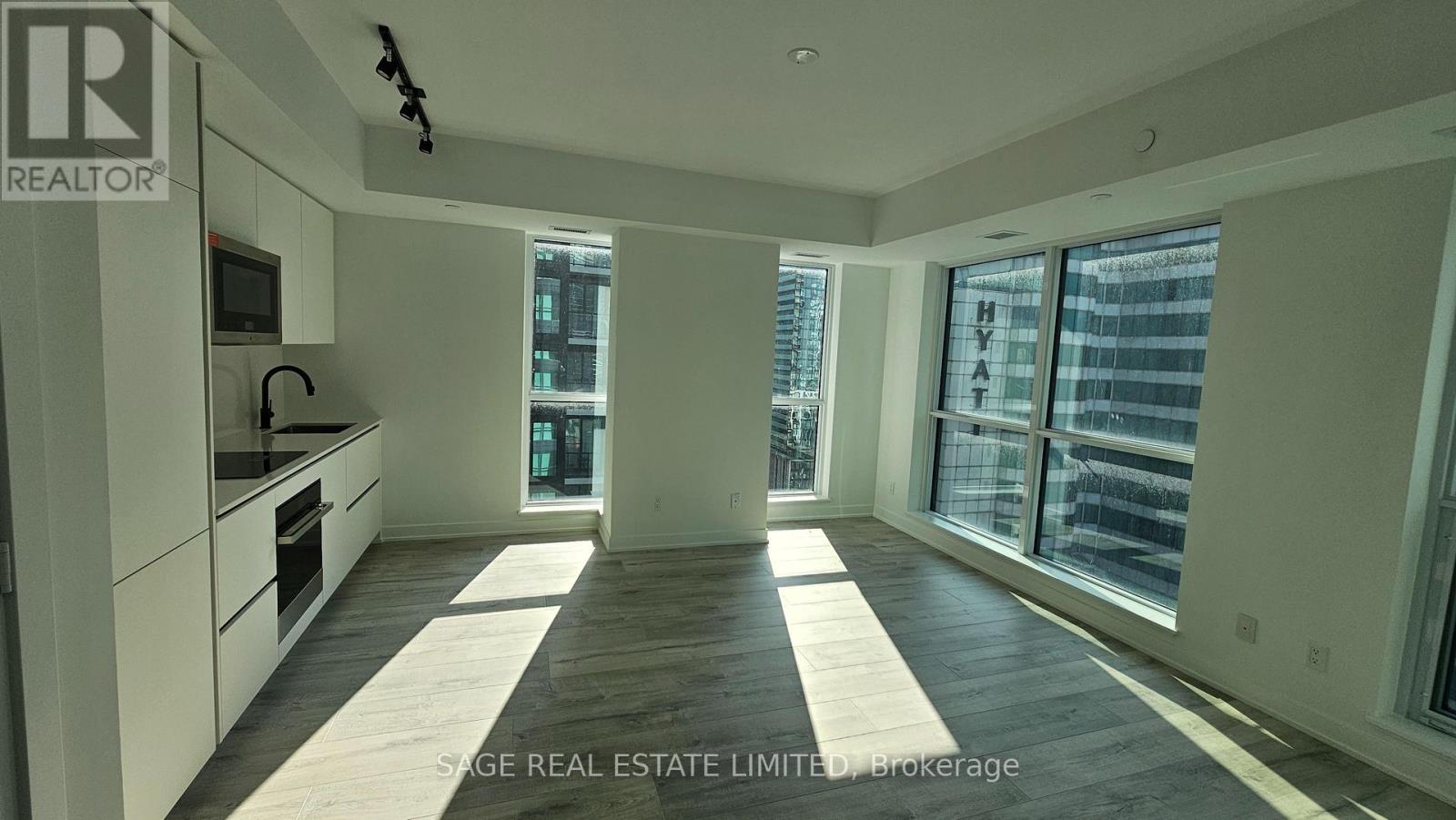 327 King Street West — photo 7