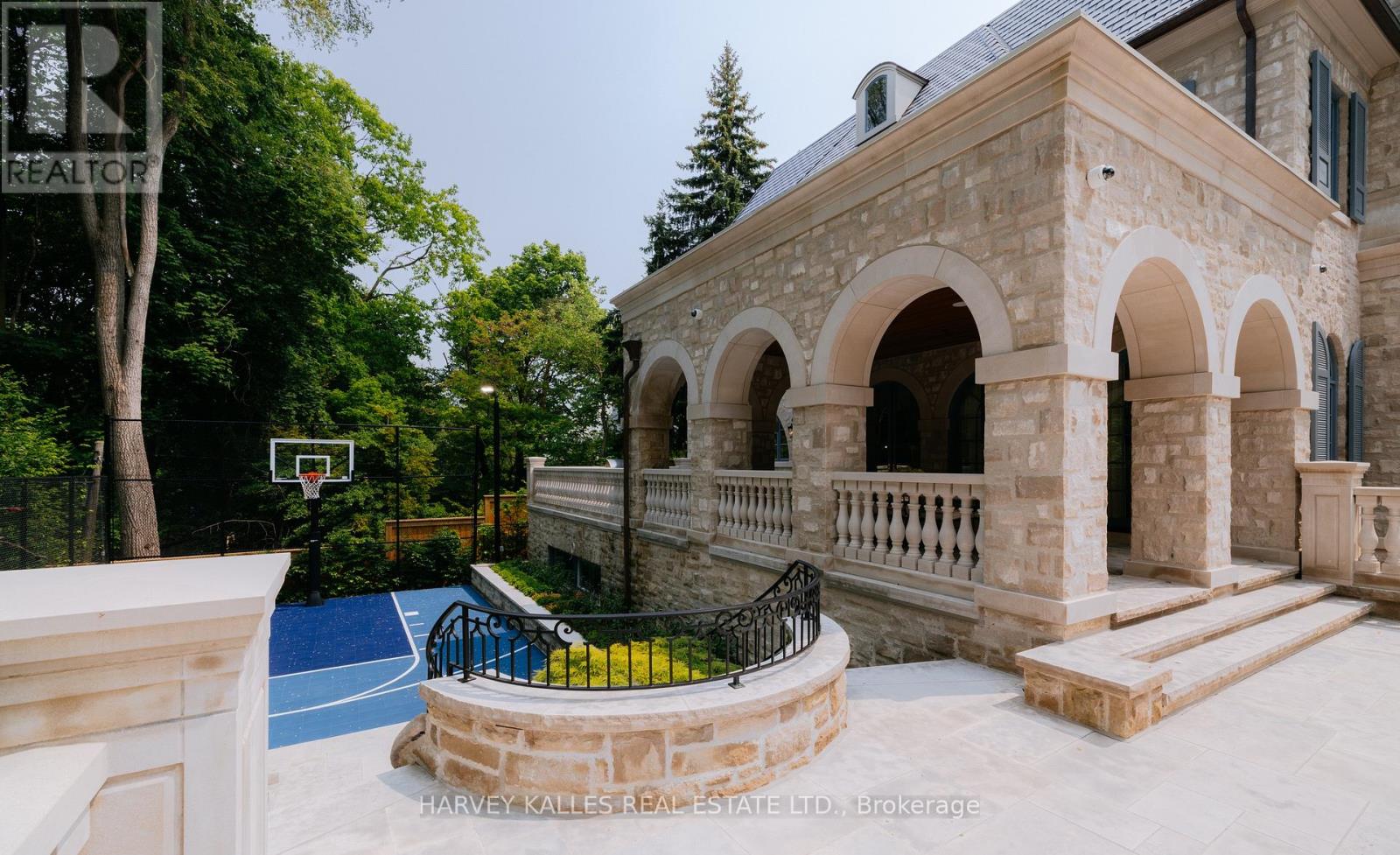 221 Forest Hill Road, Toronto, ON photo 47