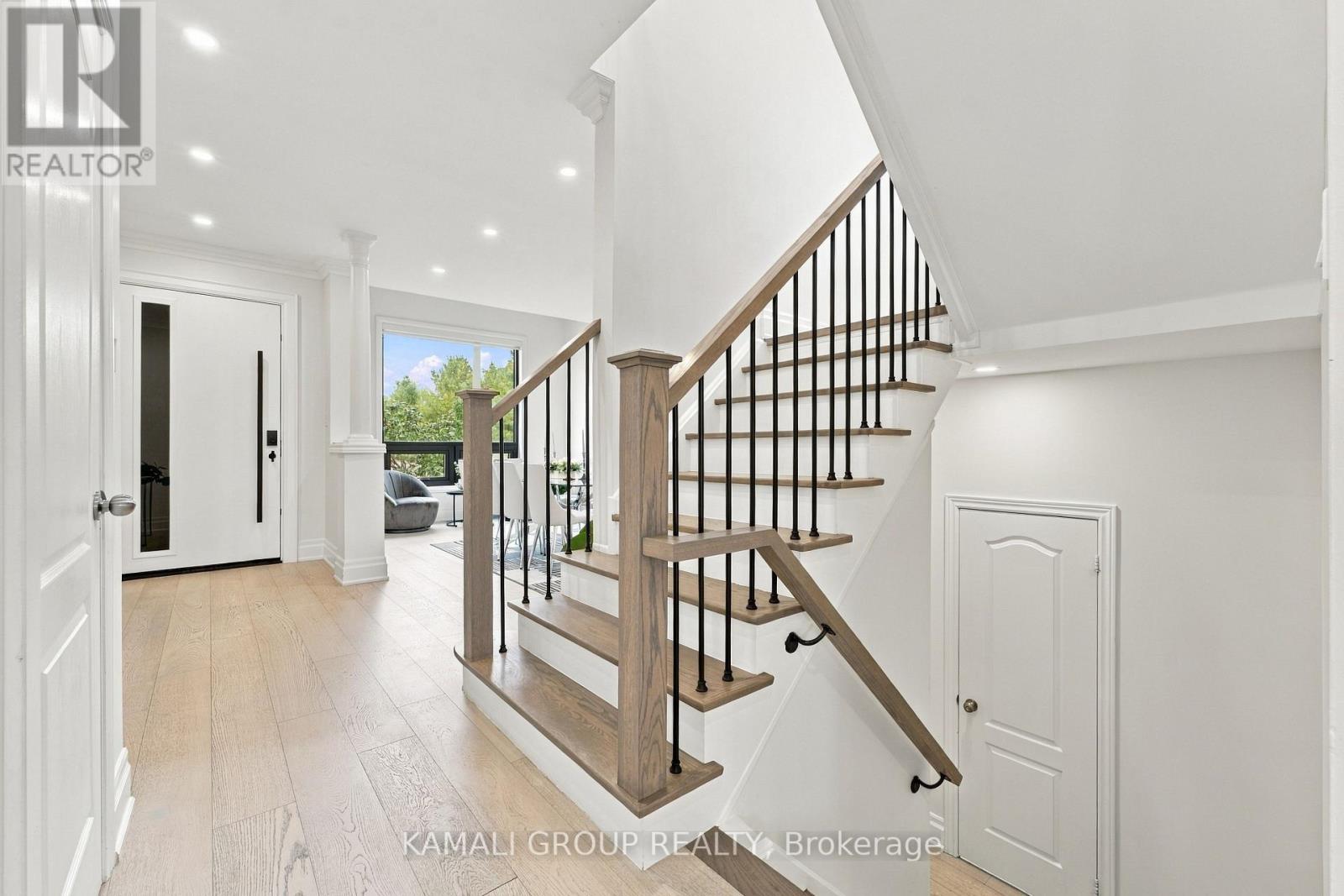 61 Barnwood Drive, Richmond Hill, ON photo 9
