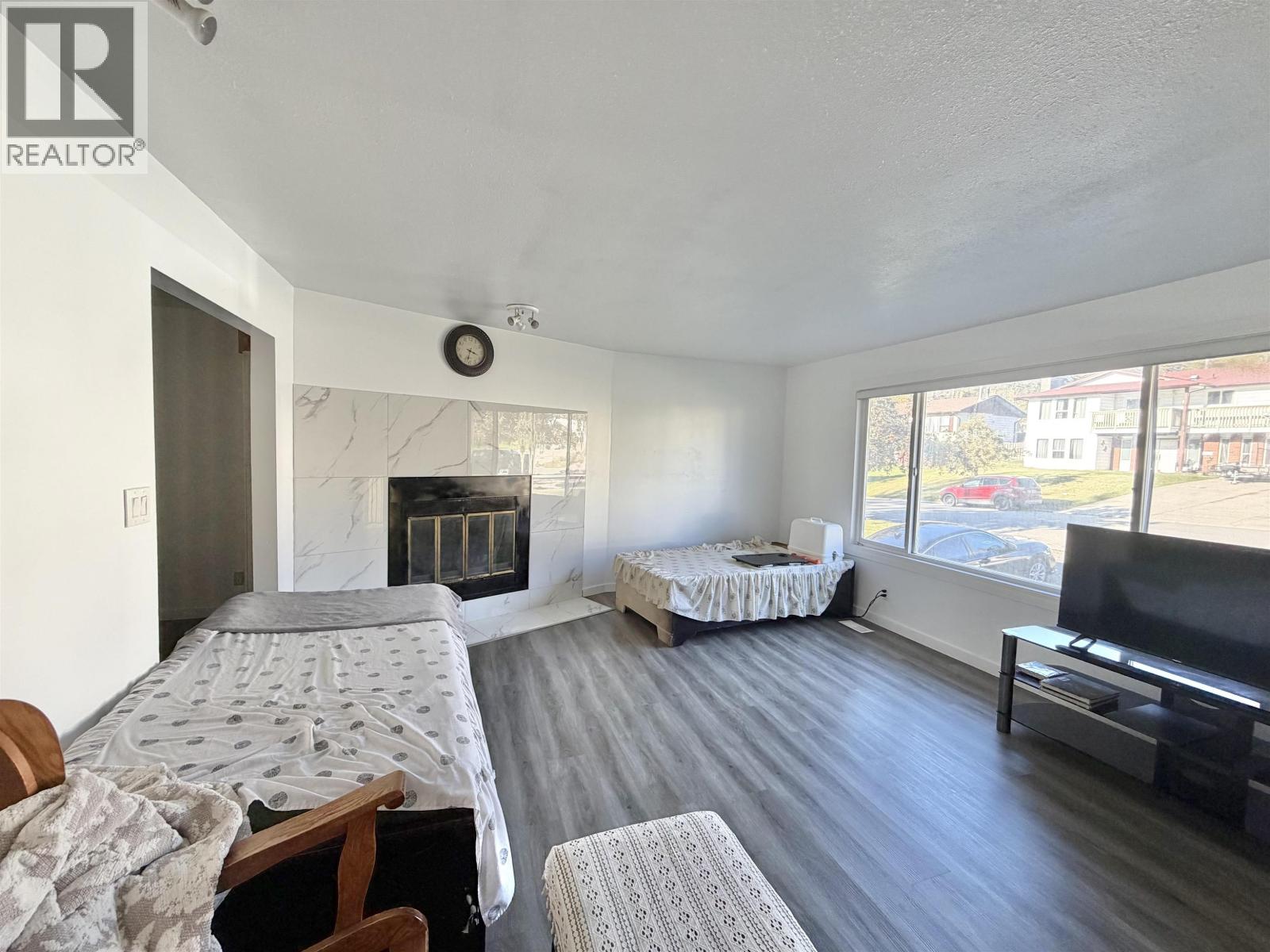 1075 MOXON PLACE - 3