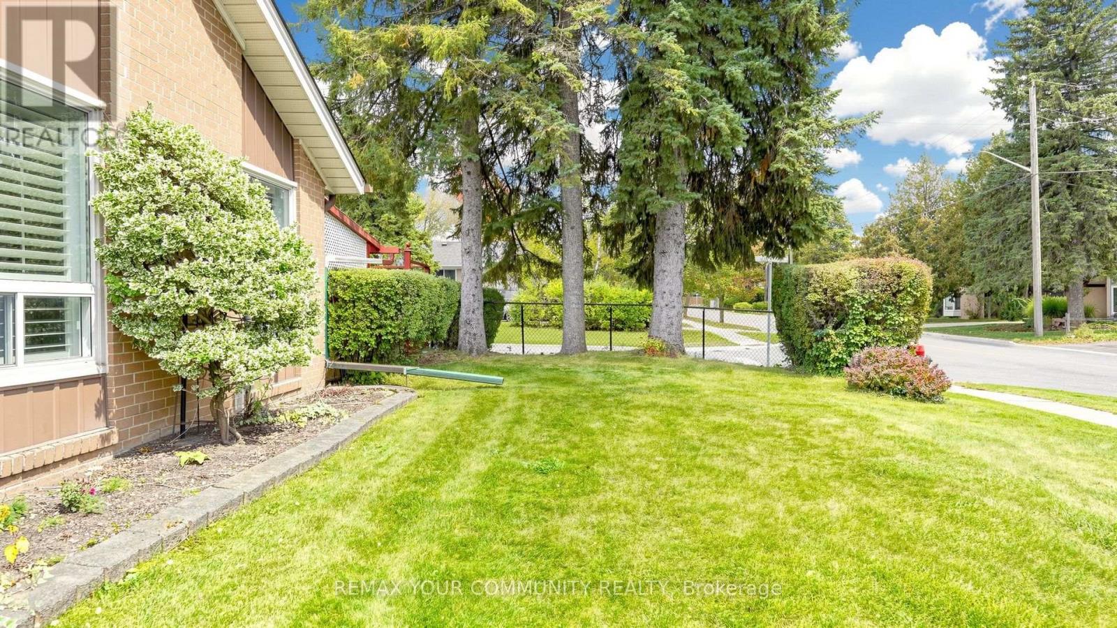 43 Seaton Drive, Aurora, ON photo 3