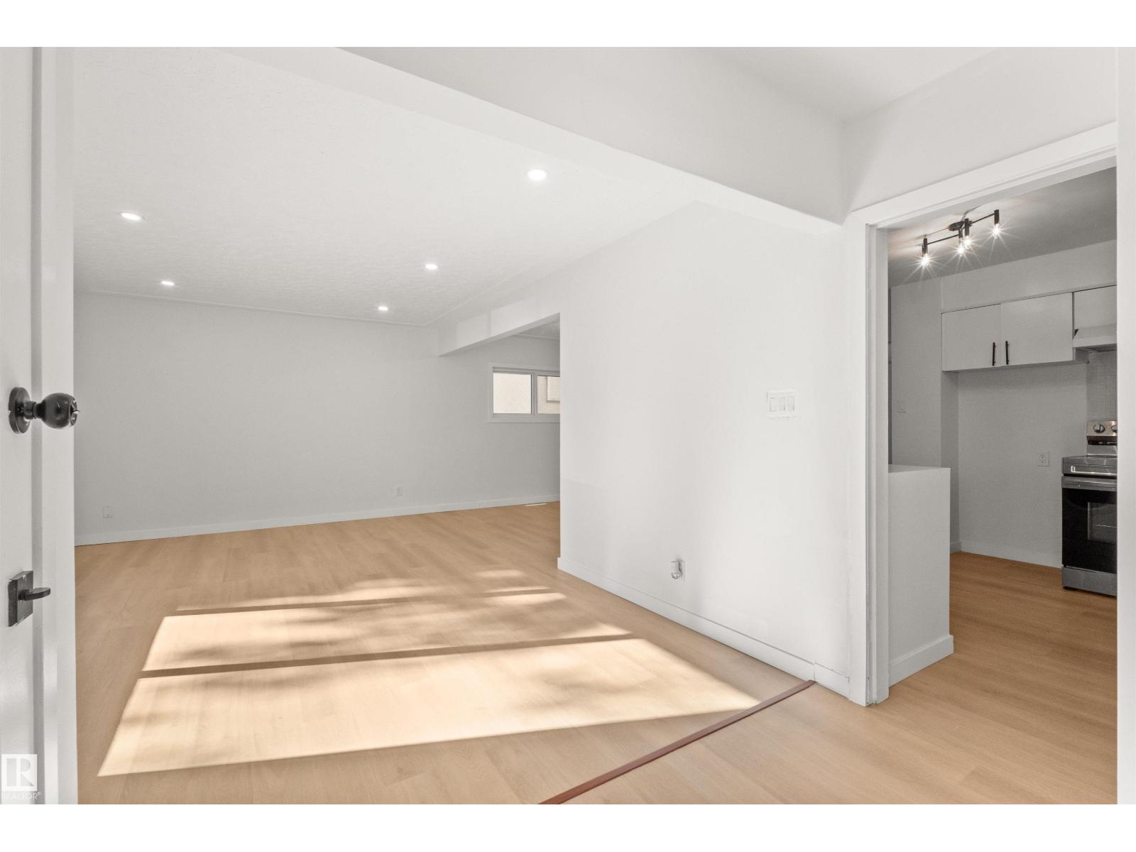 10428 64 AV NW - 44