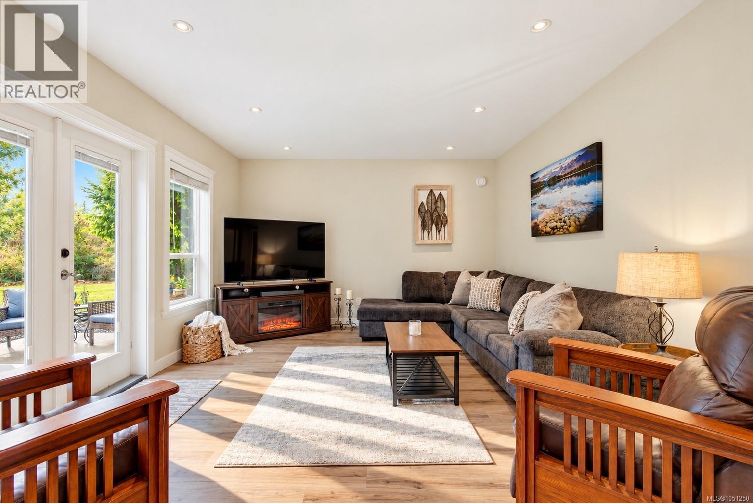 2815 Otter Point Rd - 66
