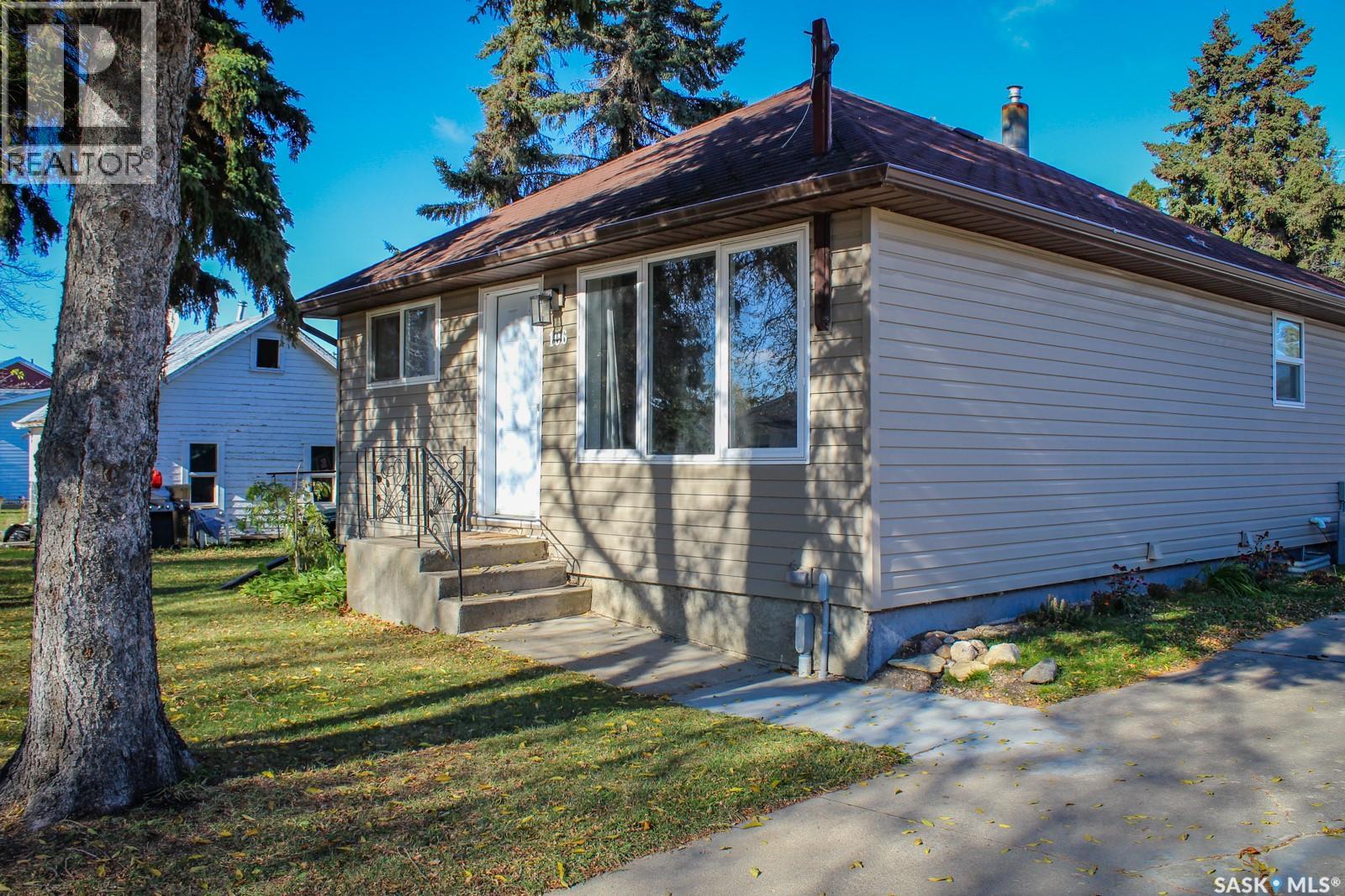 106 Higgins AVENUE W, Melfort — photo 2