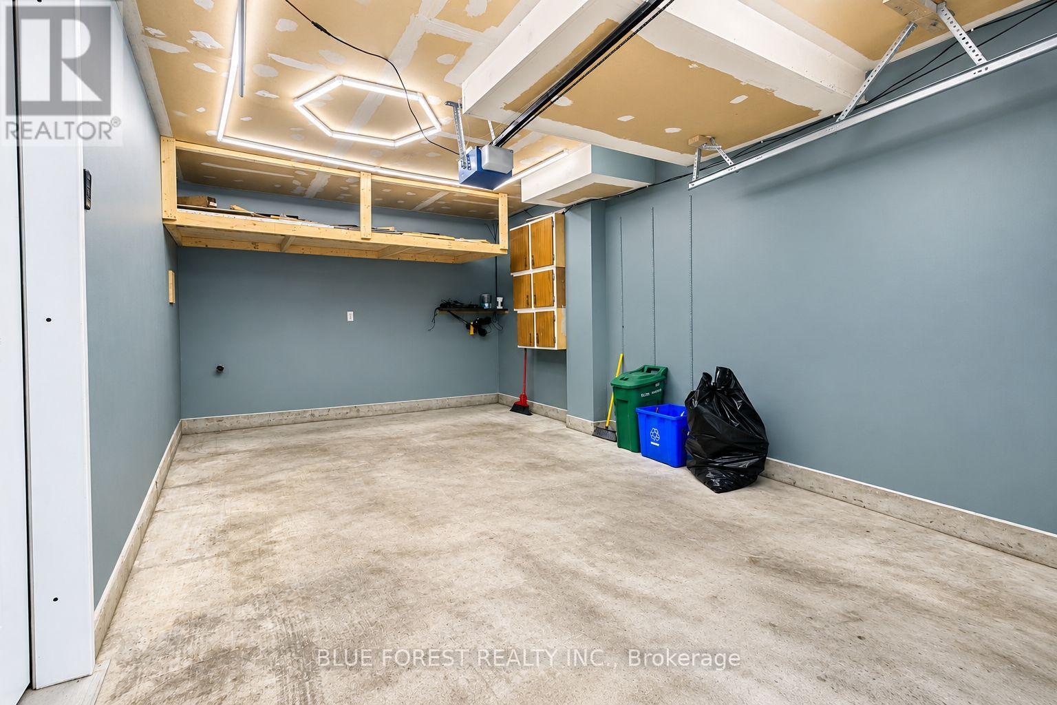 12 Mcmaster Crescent — photo 37