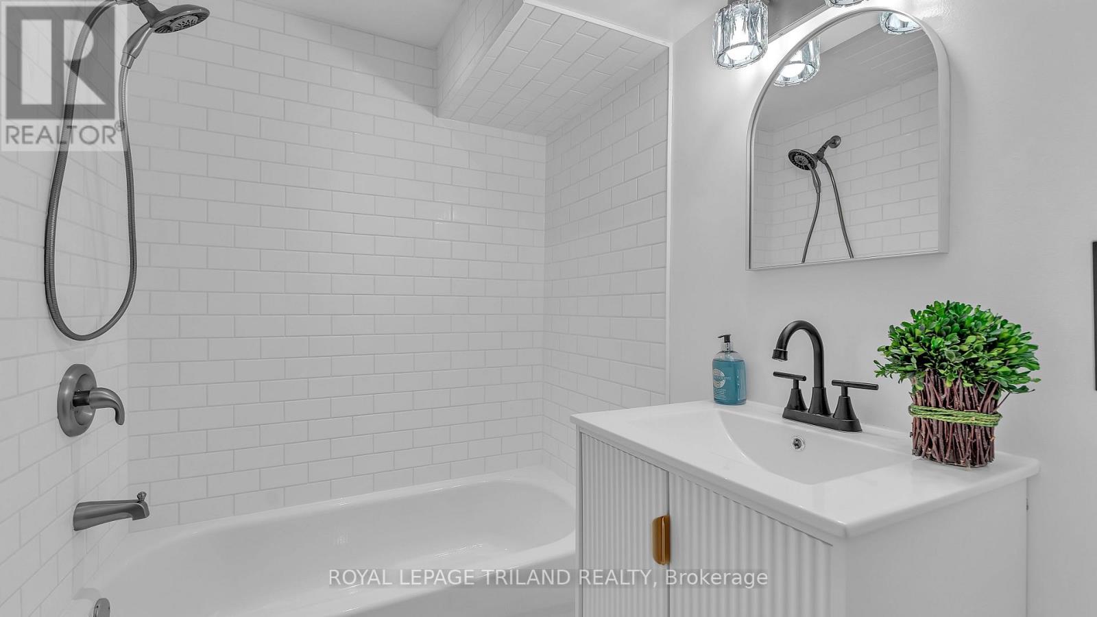 205 Erie Street — photo 22