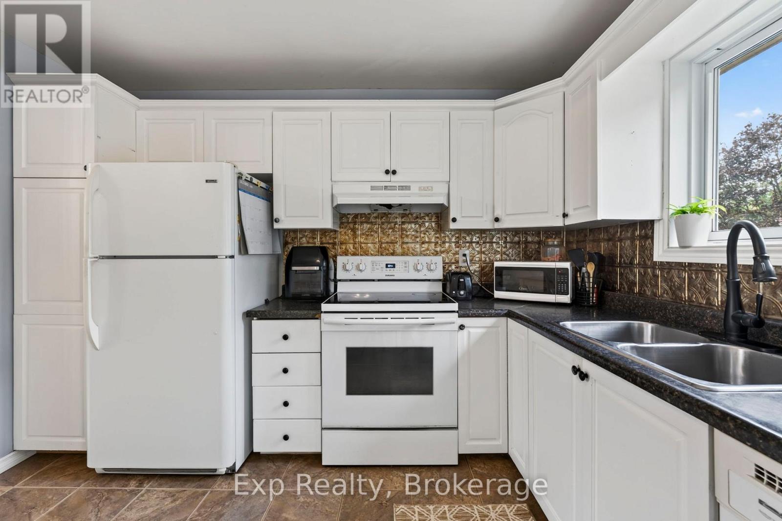 4 Harbourview Crescent, Prince Edward County, ON photo 8