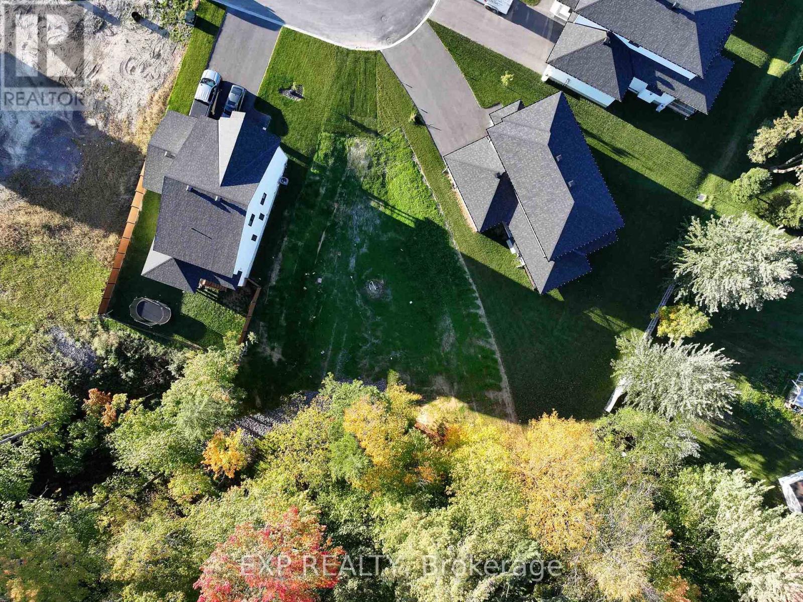 Fully serviced pie-shaped lot in Embrun