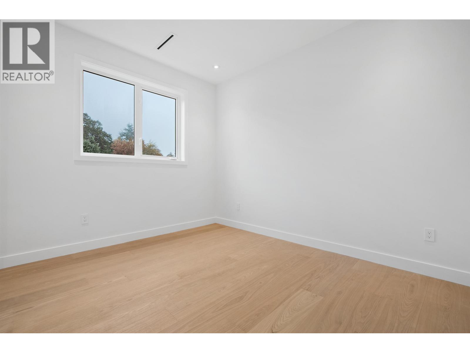 Photo of 1 1060 STRATFORD AVENUE 16