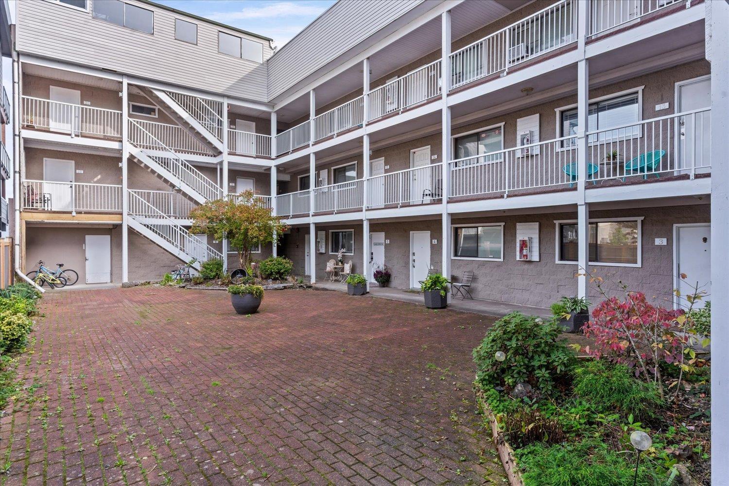 1 450 ESPLANADE AVENUE, Harrison Hot Springs, Harrison Hot Springs - Image 1
