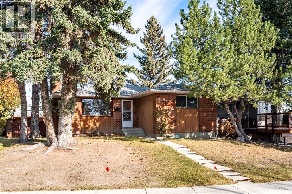 20 Blackthorn Place NE photo 3