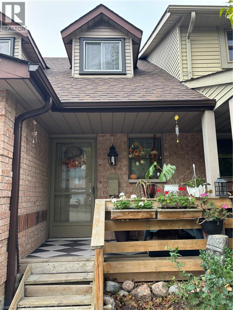 70 GRANDRIDGE Crescent — photo 2