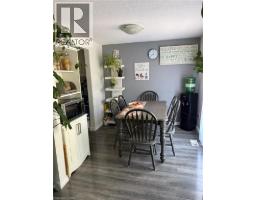 Living room - 70 Grandridge Crescent, Guelph, ON N1H8G3 Photo 9