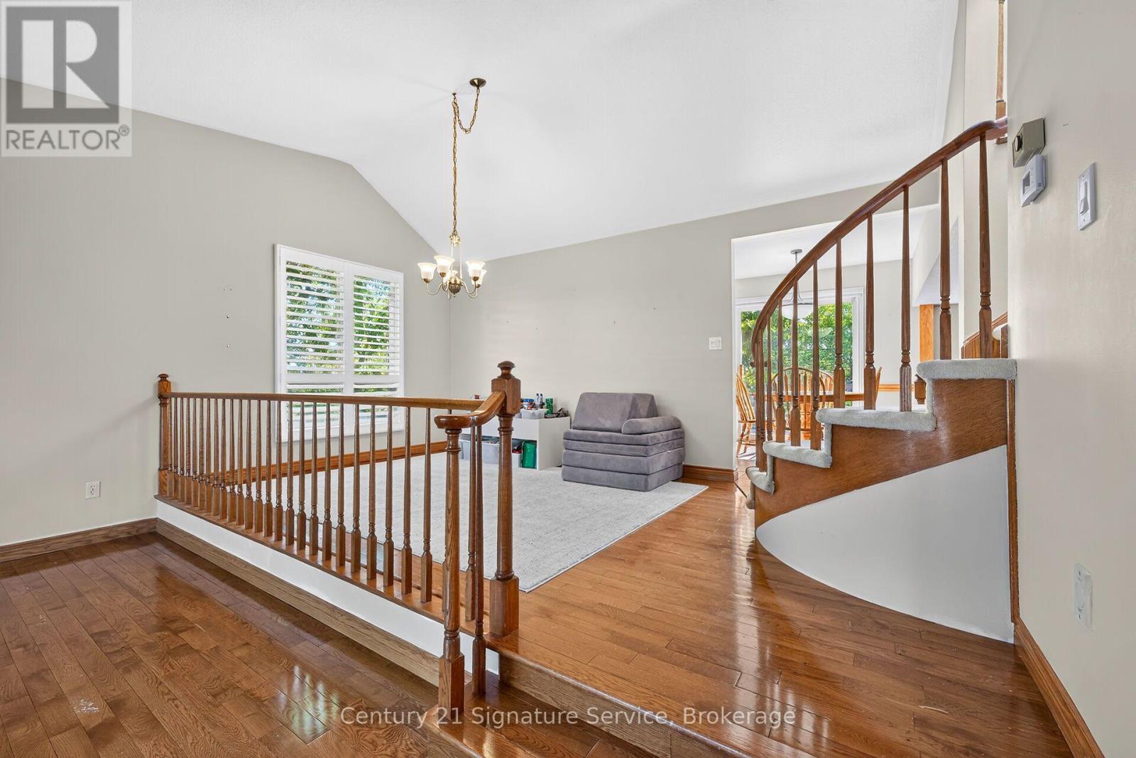 11 Fuller Crescent — photo 16