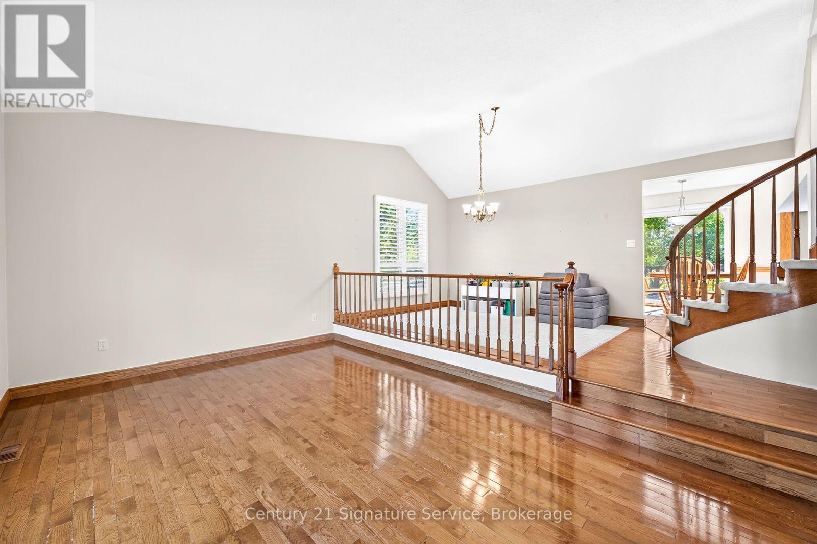 11 Fuller Crescent — photo 20