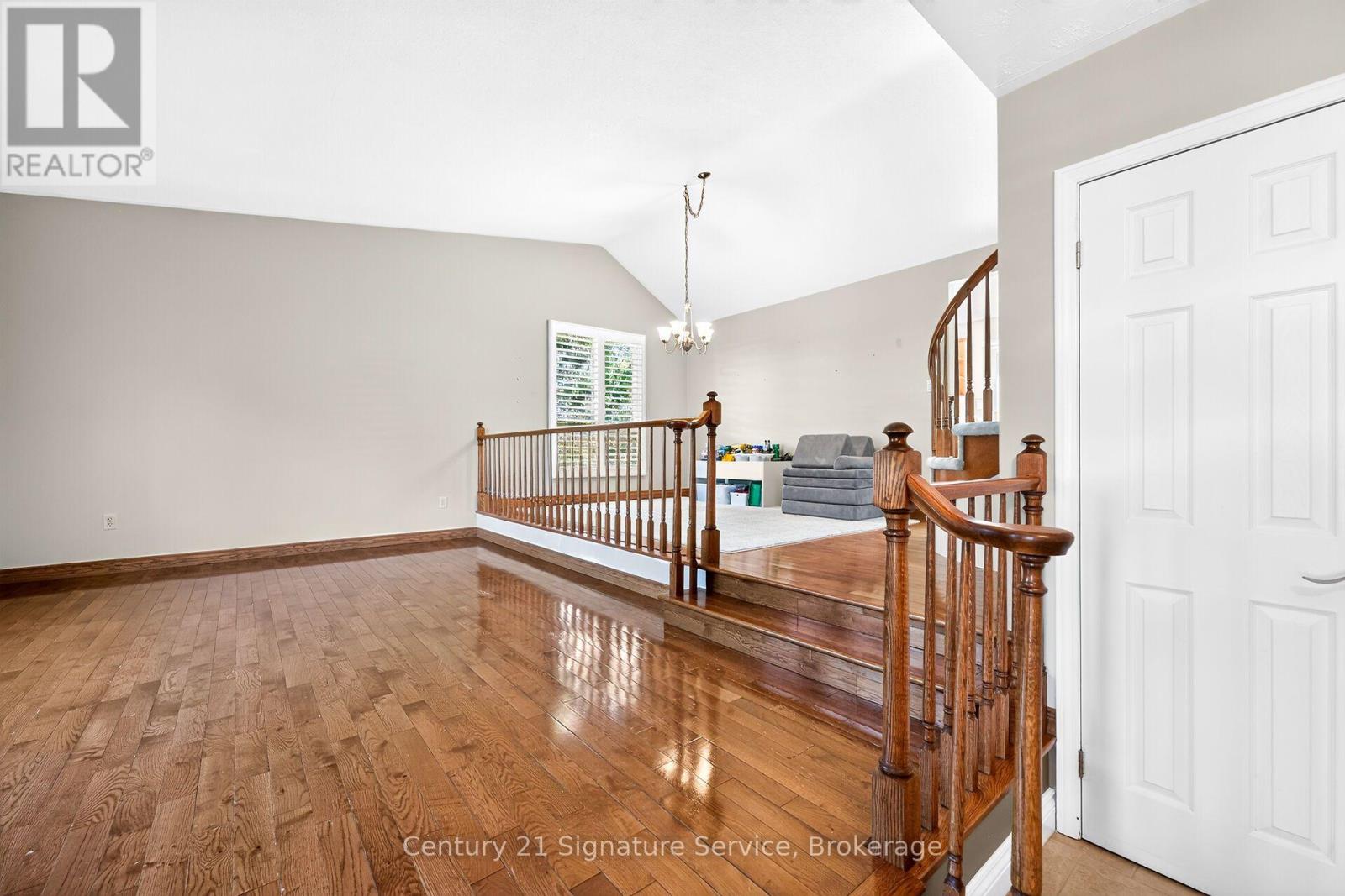 11 Fuller Crescent — photo 33