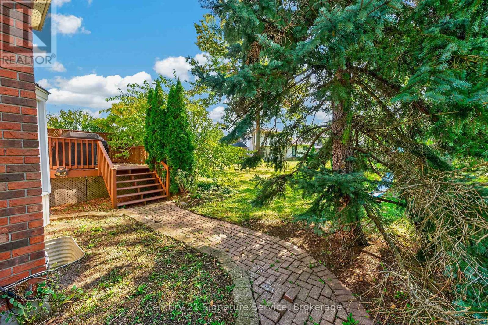11 Fuller Crescent — photo 40