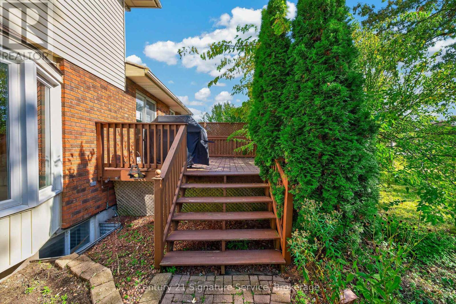 11 Fuller Crescent — photo 41