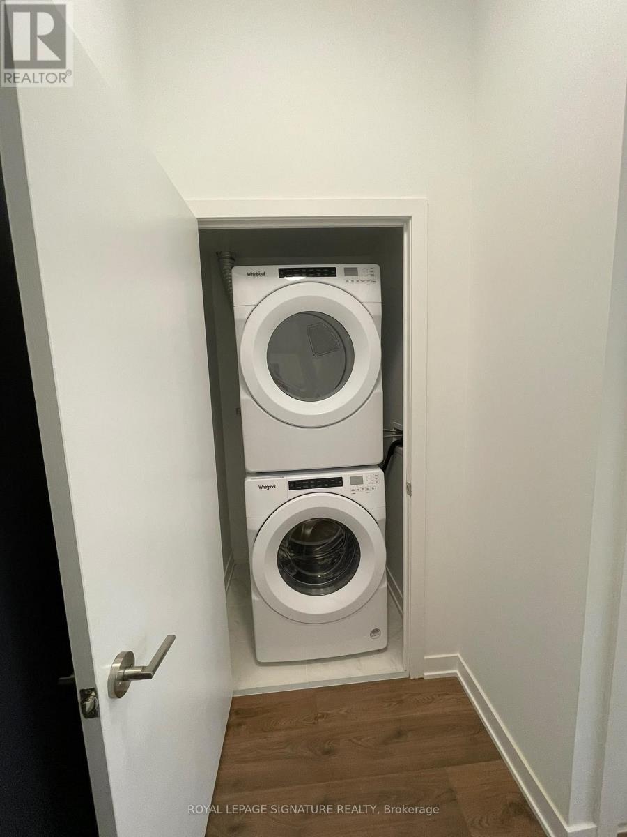 405 Dundas Street West — photo 10