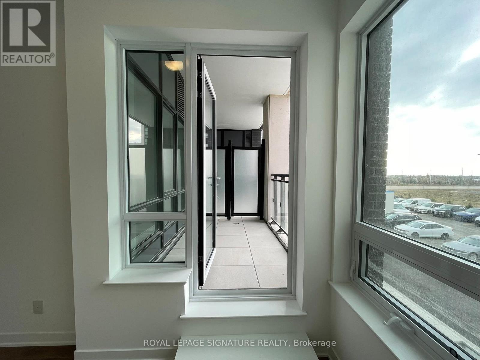405 Dundas Street West — photo 11