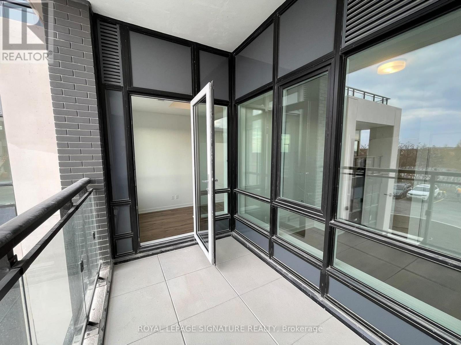 405 Dundas Street West — photo 12