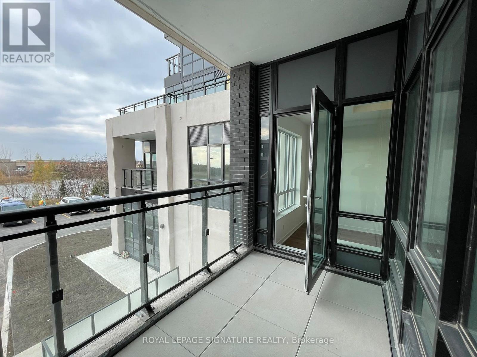 405 Dundas Street West — photo 13