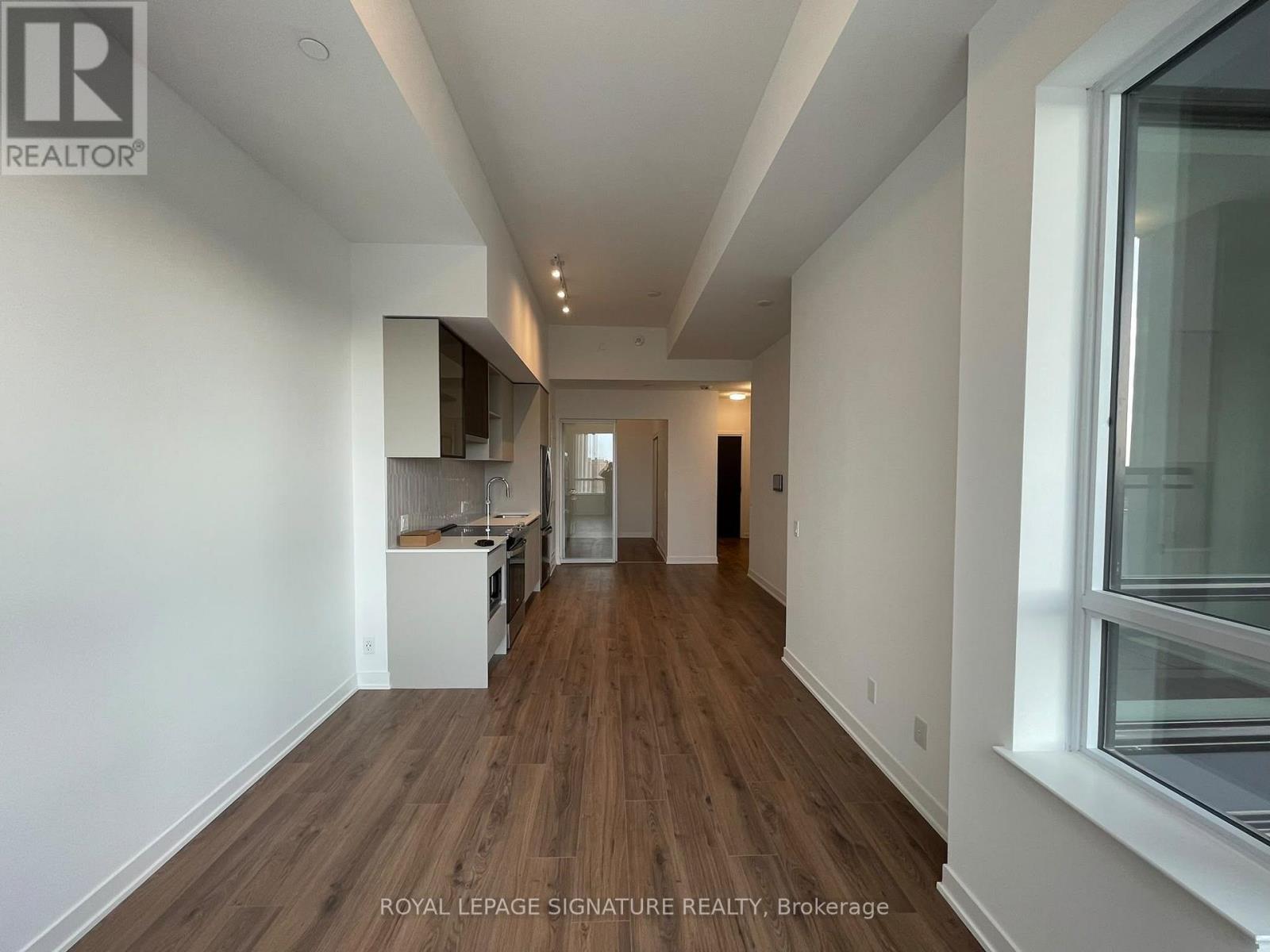 405 Dundas Street West — photo 8