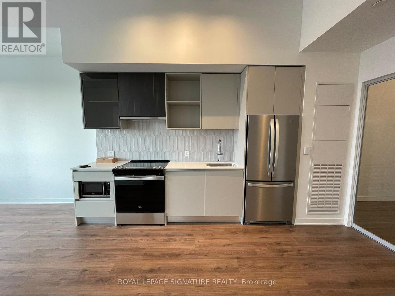 405 Dundas Street West — photo 4