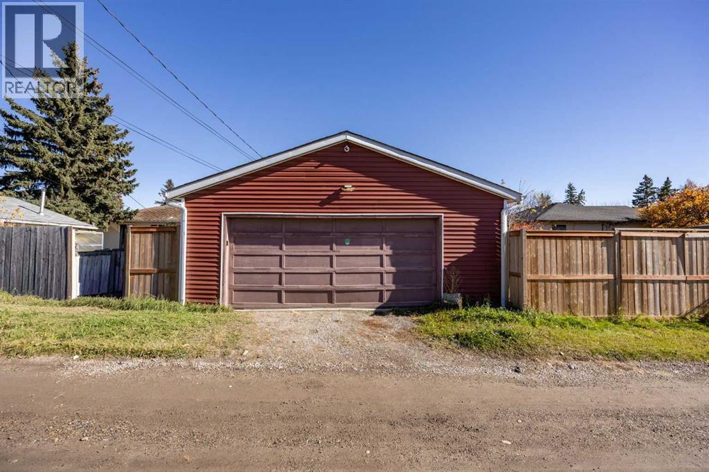 2035 47 Street SE photo 32