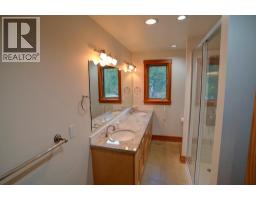 Primary Bedroom - 4662 Crescent Road, Nelson, BC V1L6N3 Photo 16