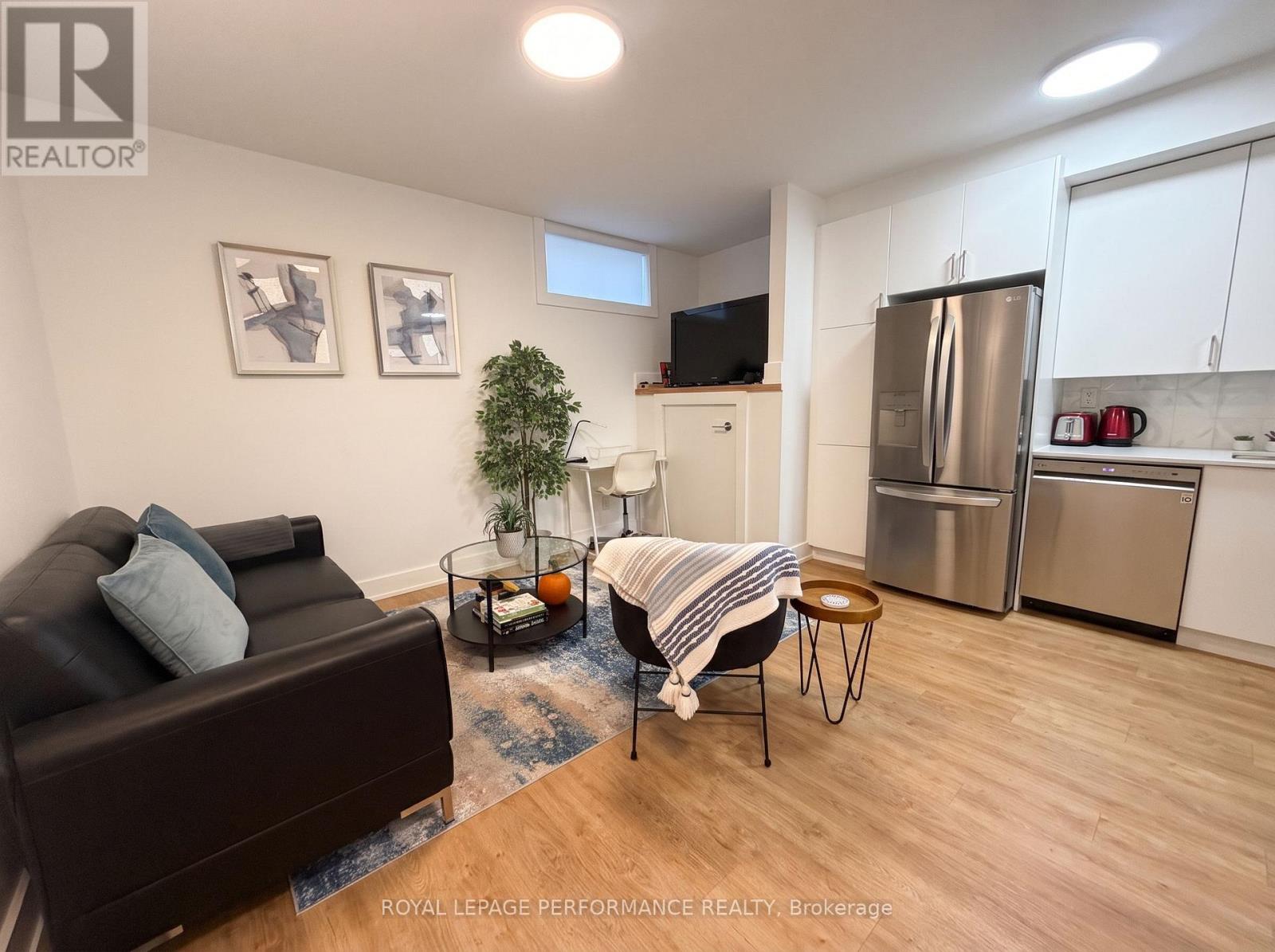 A/b - 238 Lebreton Street N