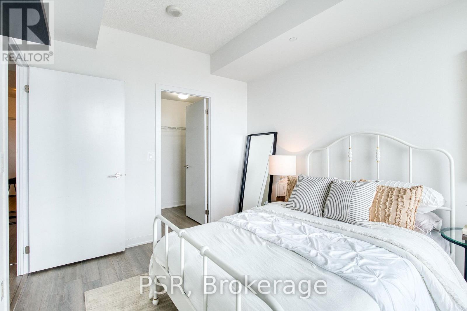 #806 85 DUKE STREET - 12