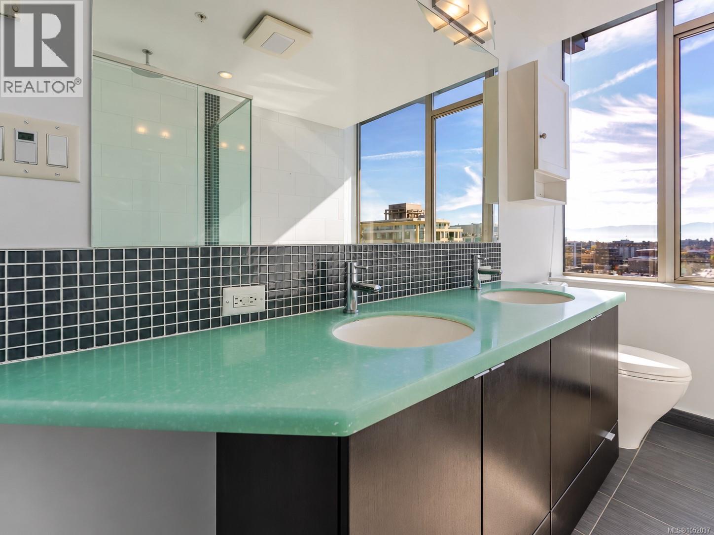 PH 1501 760 Johnson Street, Victoria