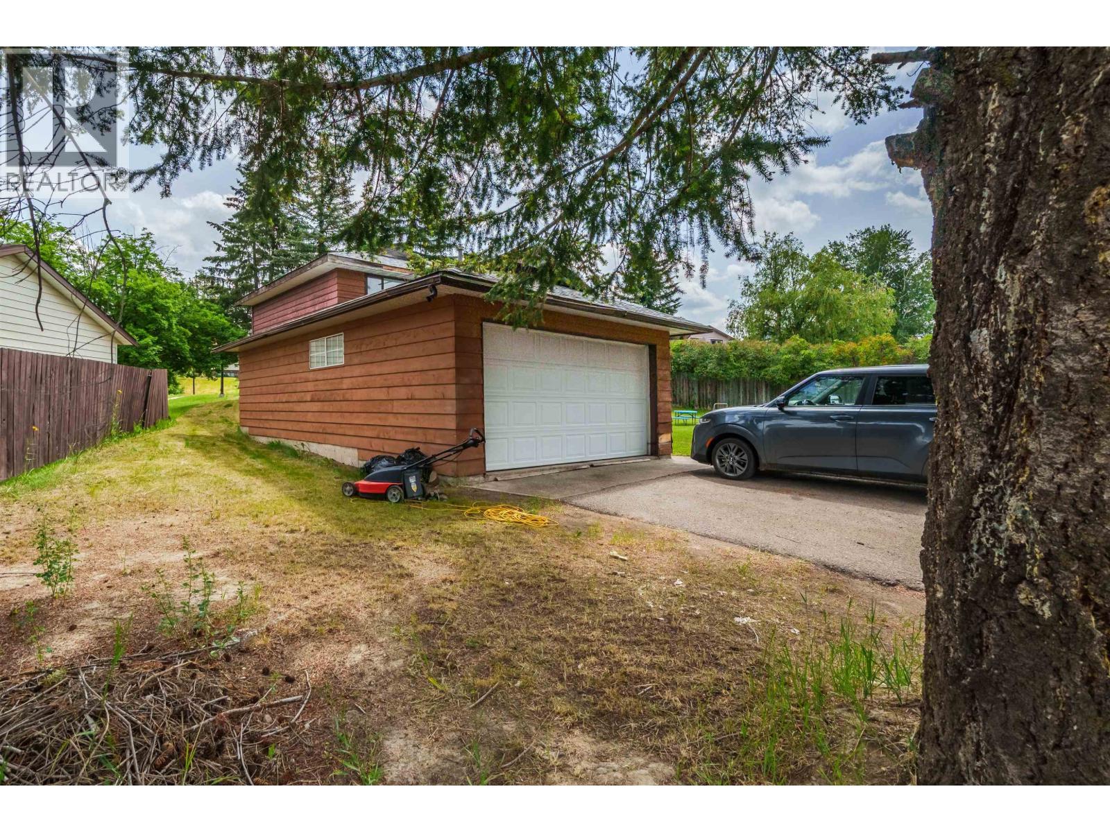 720 CARIBOO TRAIL - 32