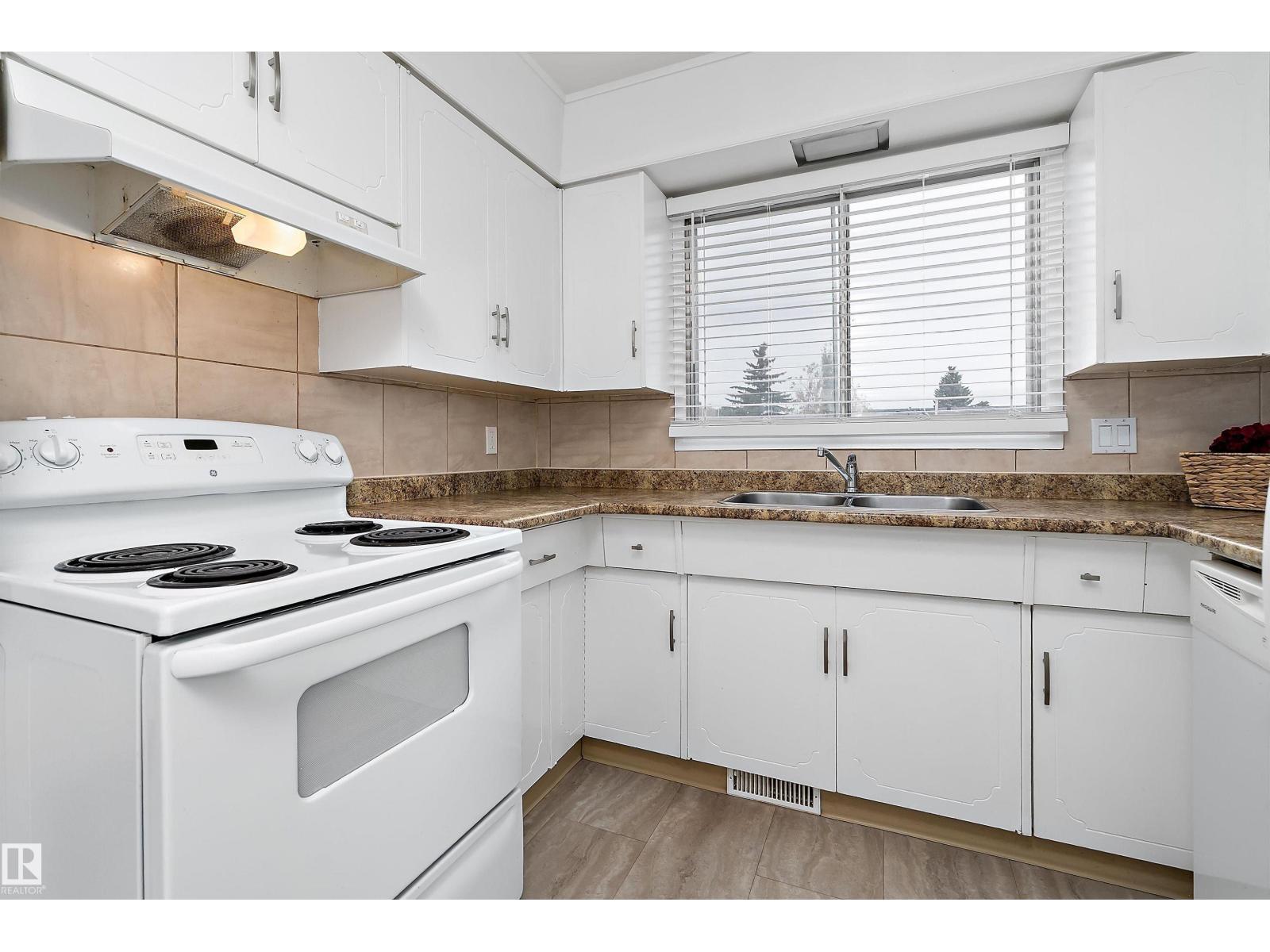 8612 30 AV NW - 27