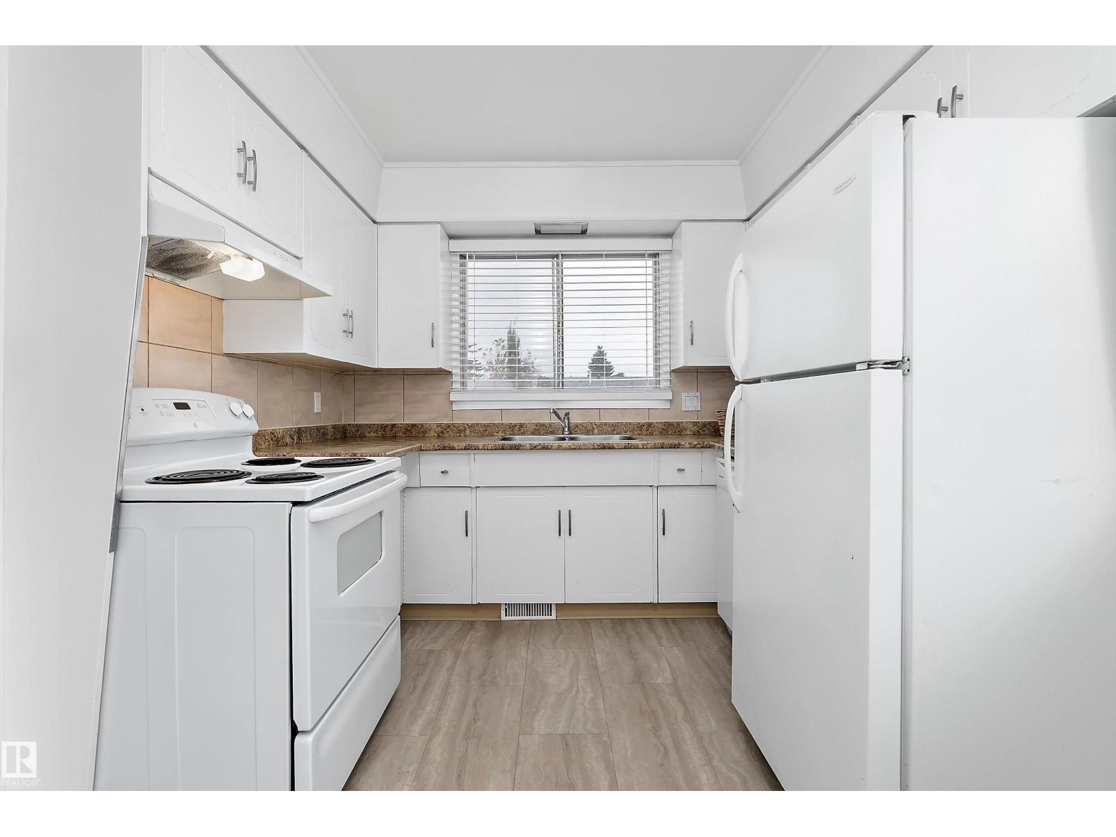 8612 30 AV NW - 26