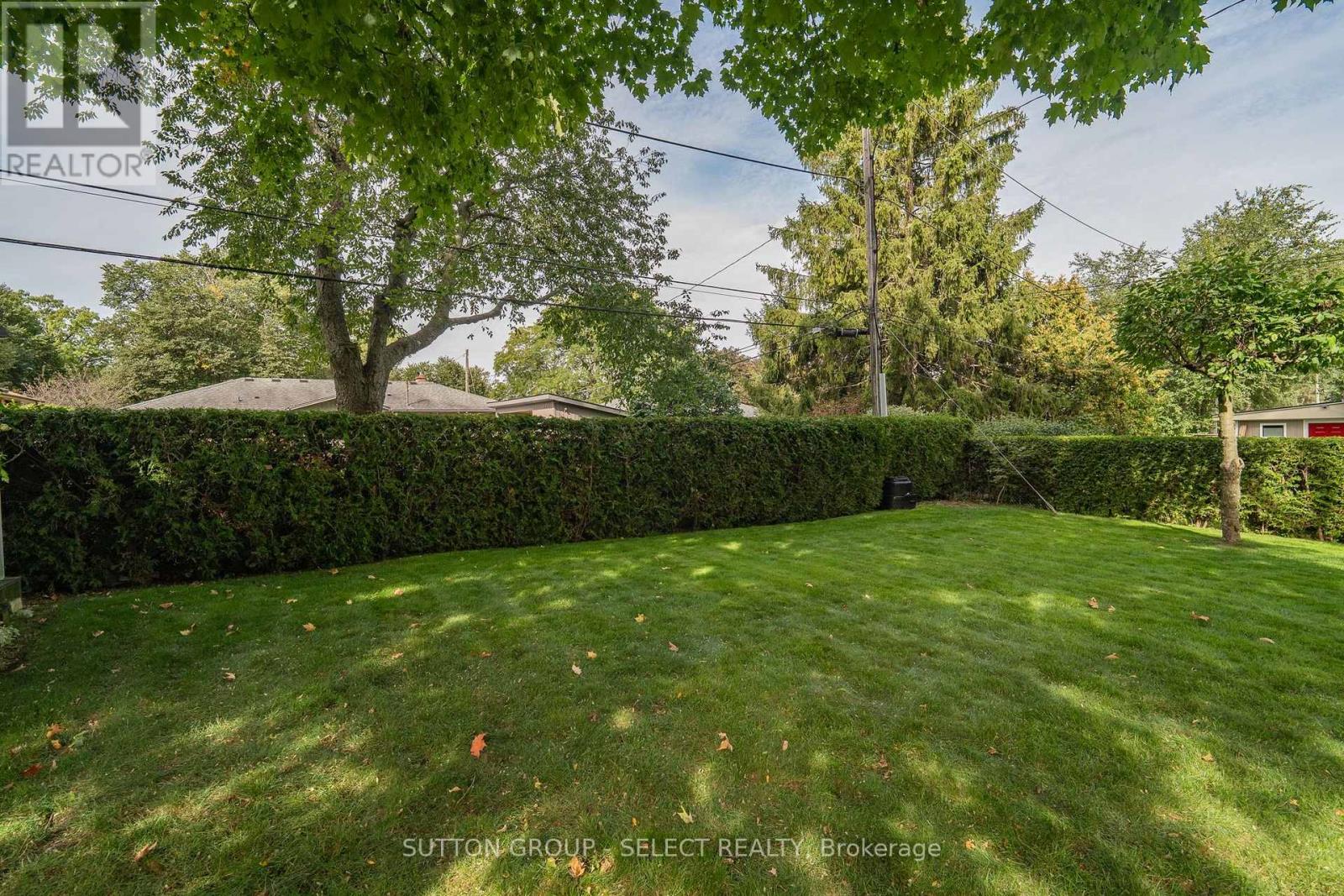 379 Willard Crescent — photo 25