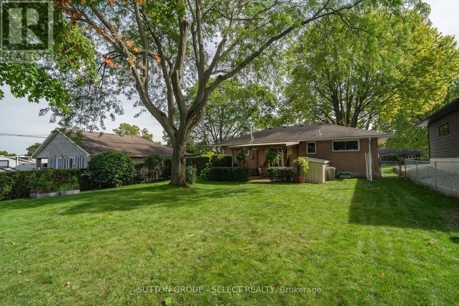 379 Willard Crescent — photo 24