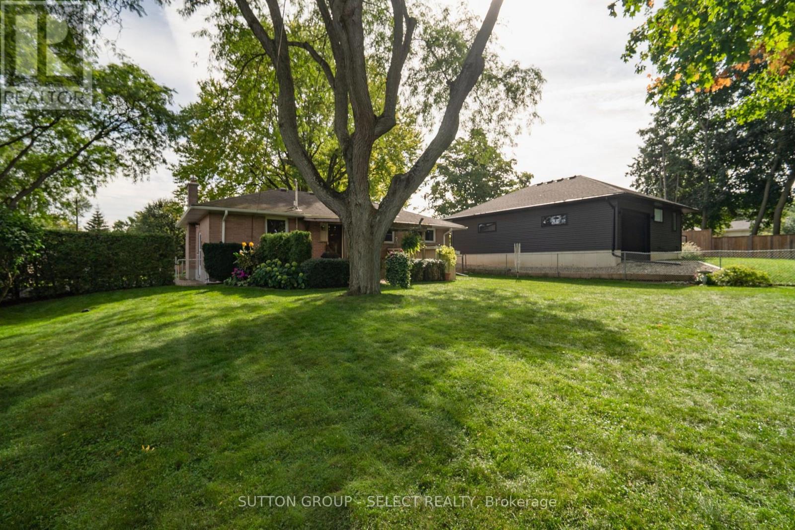 379 Willard Crescent — photo 27