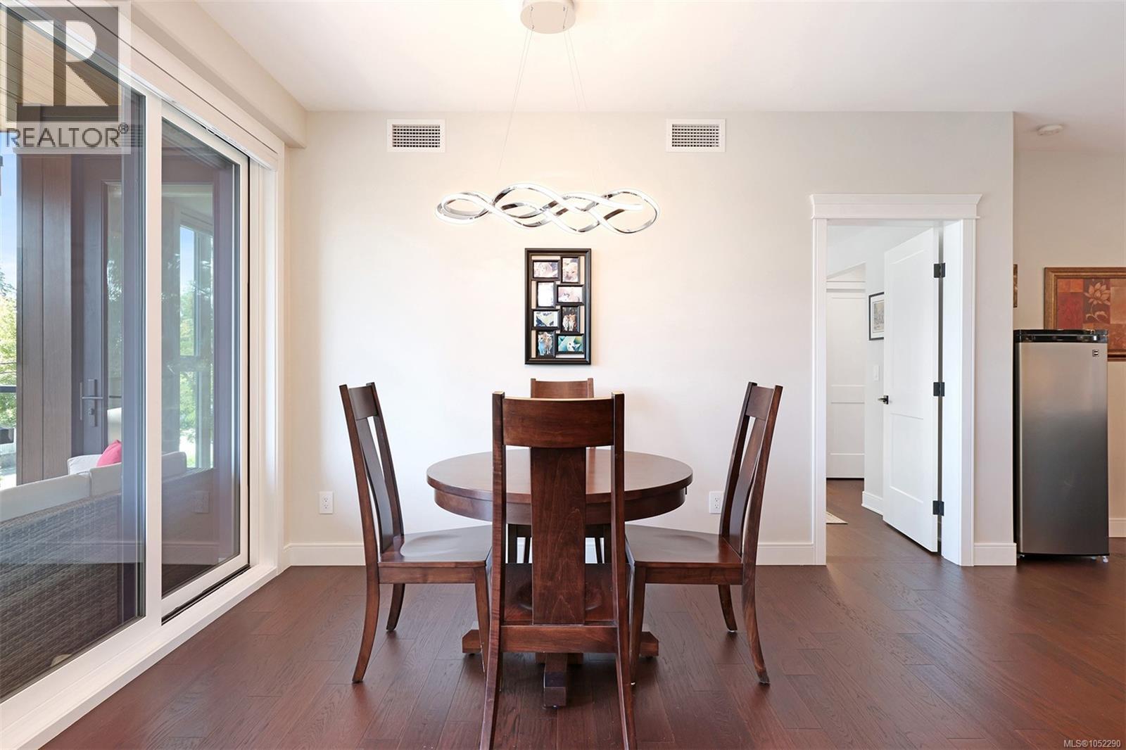 #208 1700 Balmoral Ave - 22