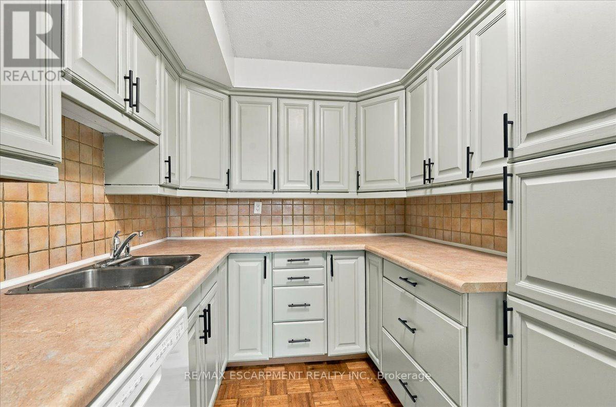 322- 1300 Marlborough Court, Oakville, ON photo 3