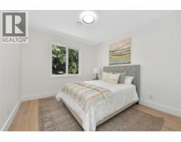 1 930 Falaise Cres, Saanich, BC V8Y1A3 Photo 16