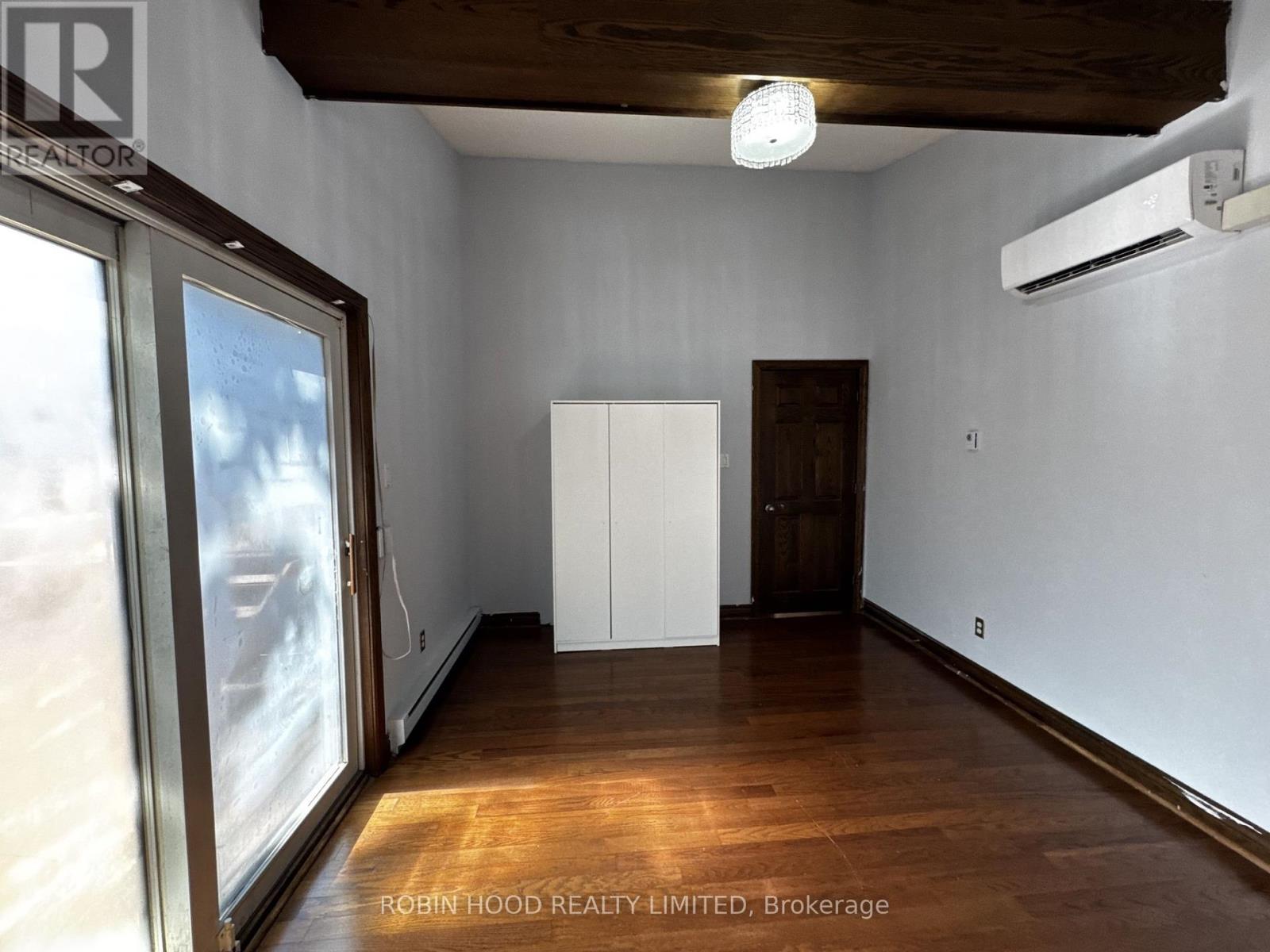 542 Mohawk Road East — photo 16