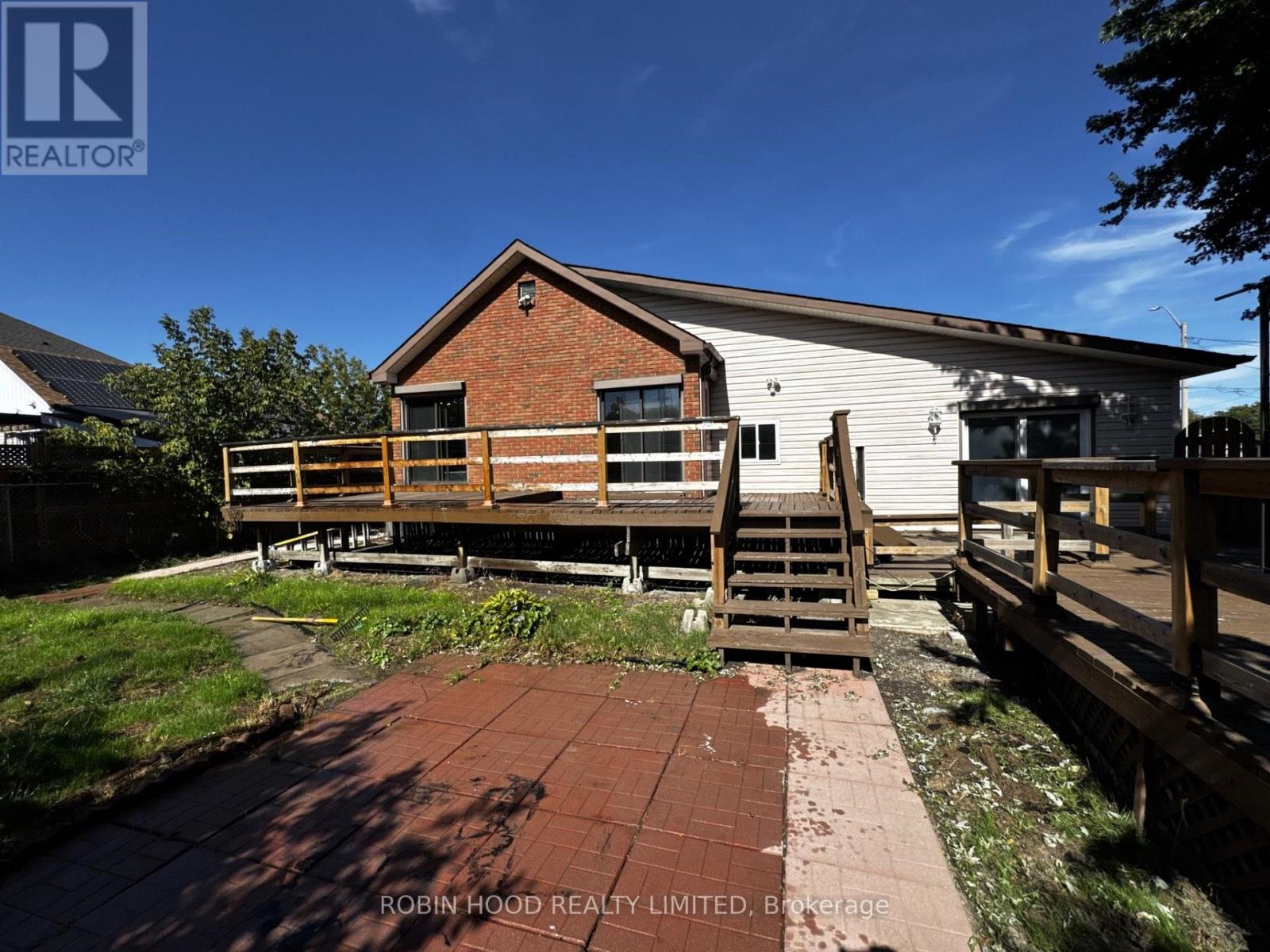 542 Mohawk Road East — photo 17