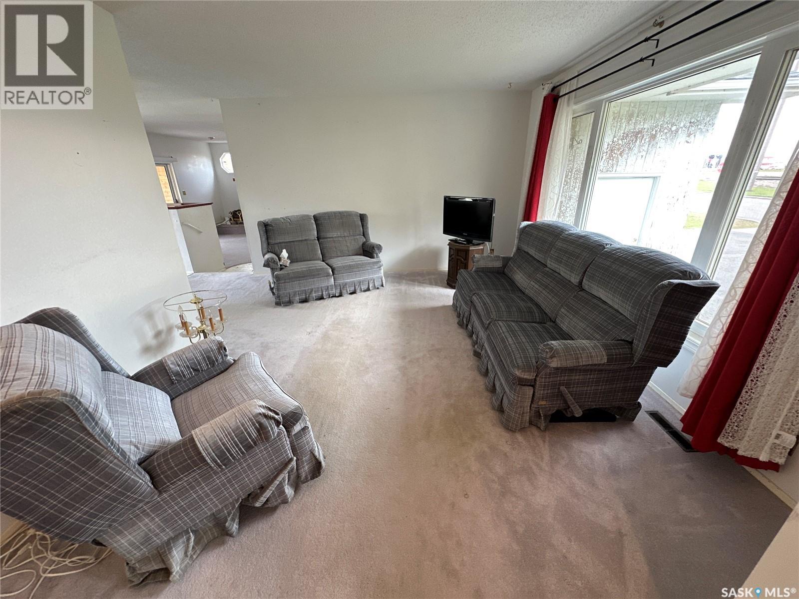 110 Railway AVENUE, Rosthern — photo 2