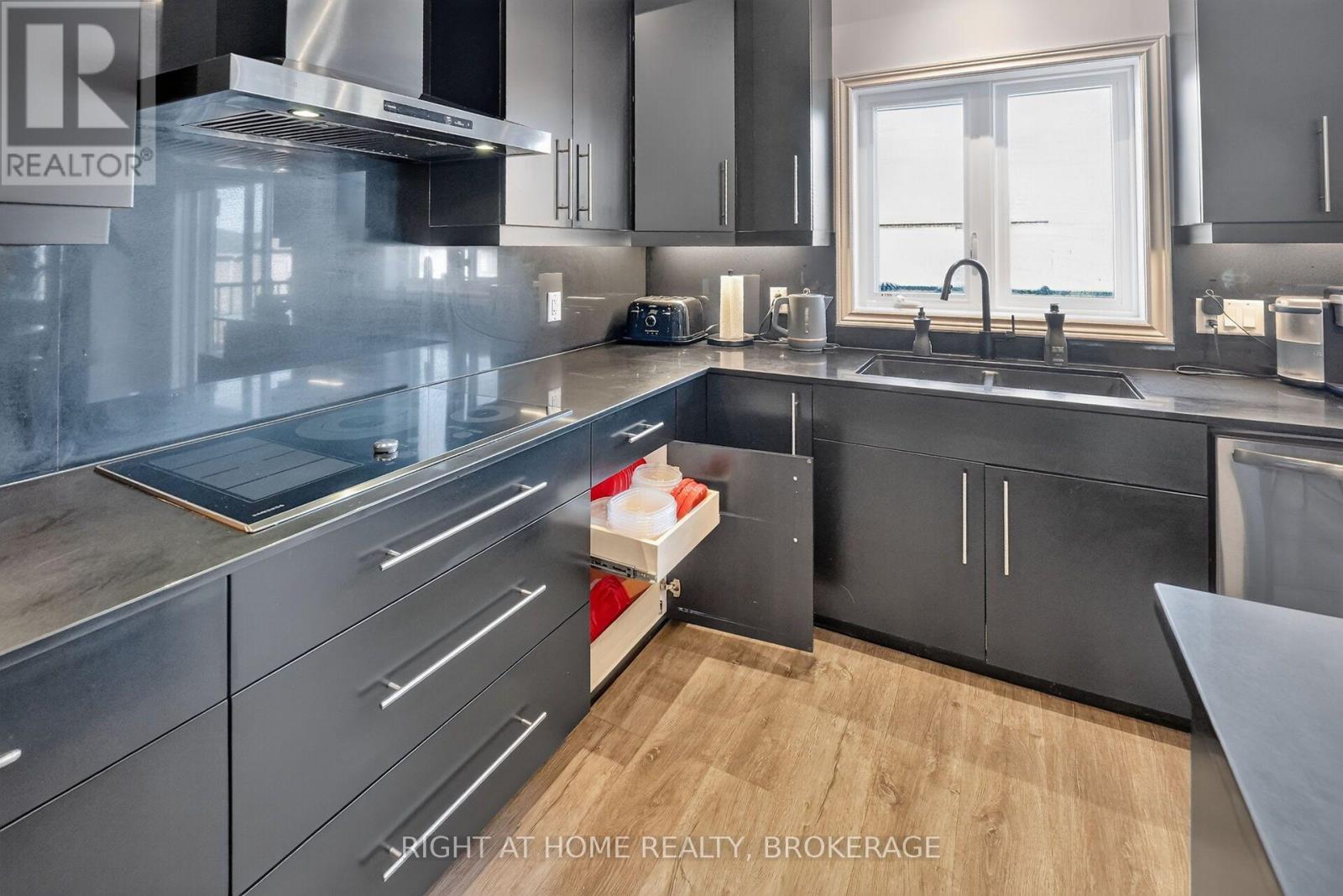 4069 BROCK STREET N - 17